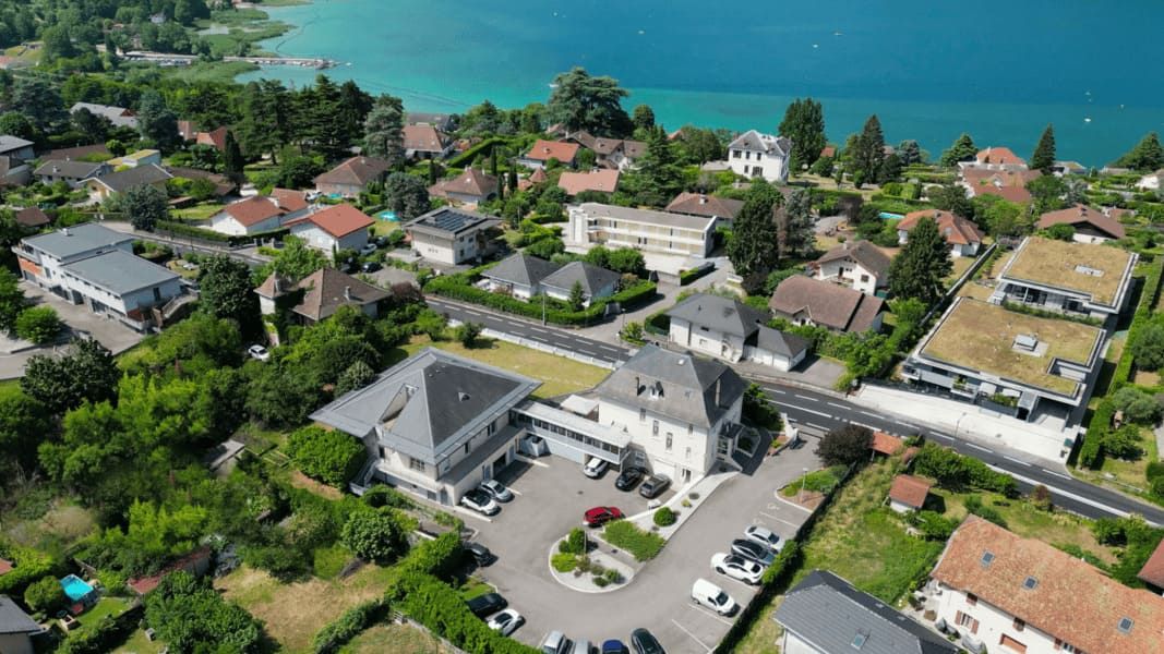Vue aérienne clinique du lac